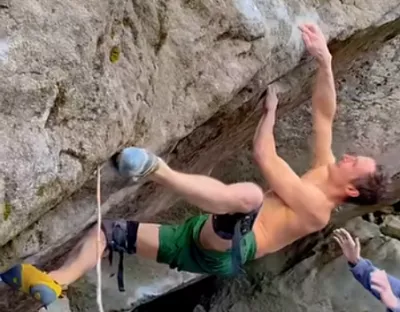 Adam Ondra schreibt Bouldergeschichte: Flasht zwei V15er in einer einzigen Woche.