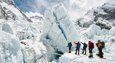 Velké zpoždění v ledopádu Khumbu: Obrovský, 30 metrů vysoký blok ledu (sérak) zablokoval cestu do 1. výškového tábora na Mount Everestu, což zastavilo přípravy na jarní sezónu.