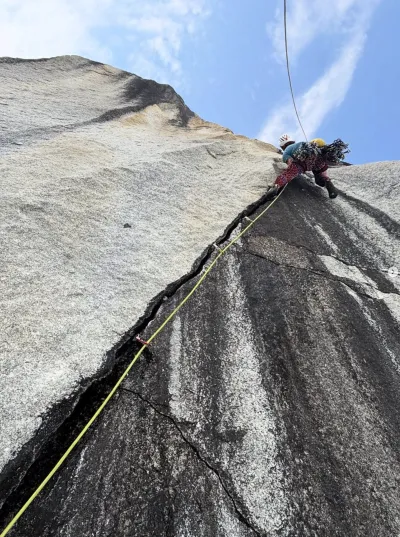 Balin Miller, un grimpeur alaskien de 23 ans, est décédé alors qu'il effectuait en solo la route Sea of Dreams à El Capitan, dans le parc national de Yosemite.